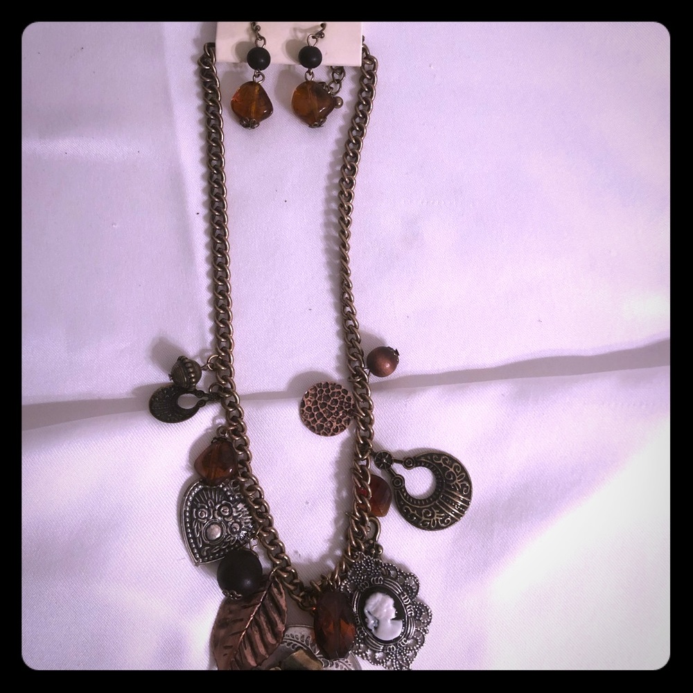 Necklace and earrings set.